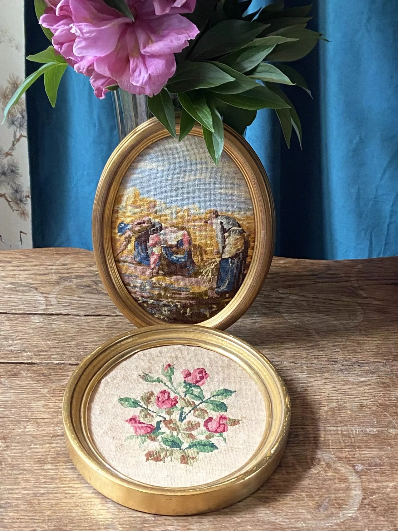 Duo de cadres dorés avec canevas – années 60 – “Les Glaneuses” et bouquet de roses – 23 x 19 cm – Image 8