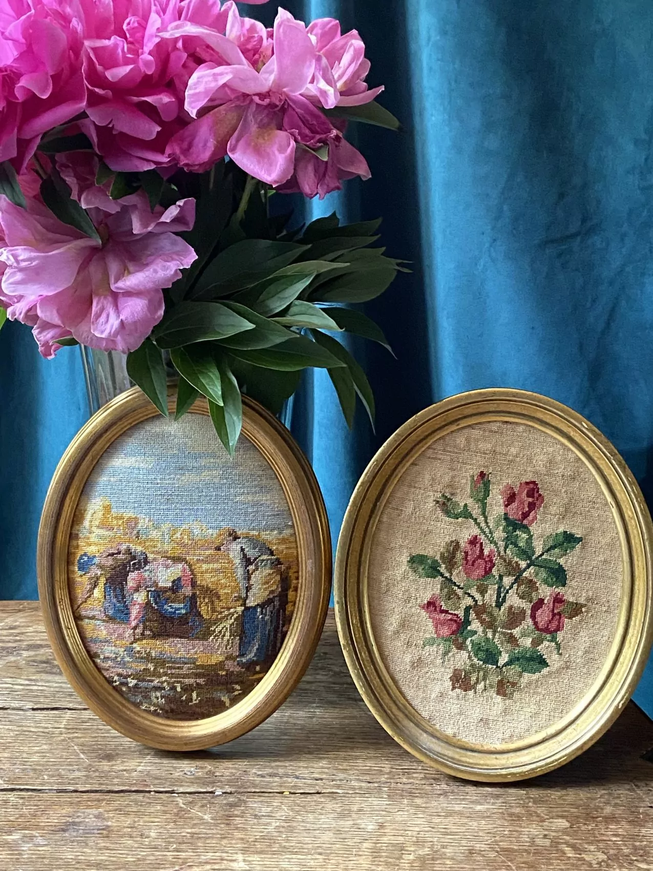 Duo de cadres dorés avec canevas – années 60 – “Les Glaneuses” et bouquet de roses – 23 x 19 cm – Image 5