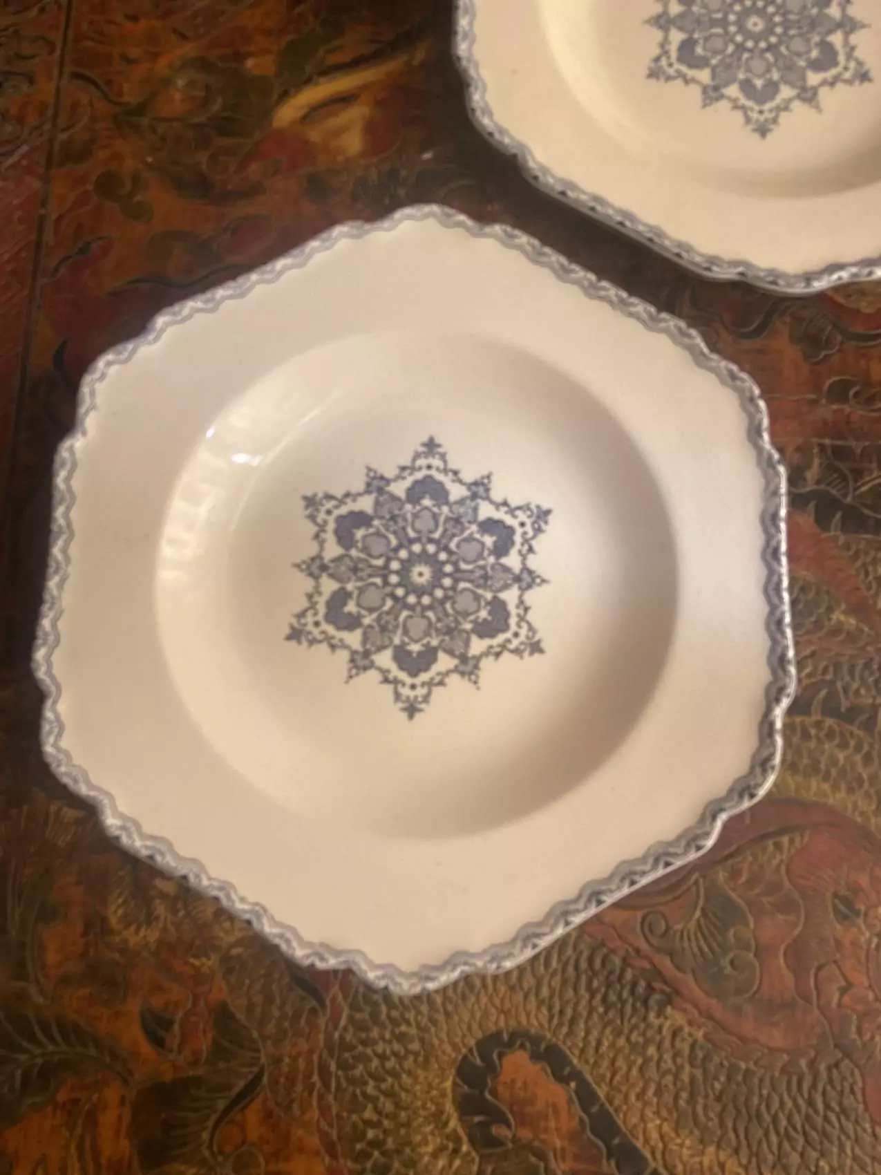 Série de huit assiettes en faïence Terre de fer Octogonale modèle Mauresque – Bleu – Image 8