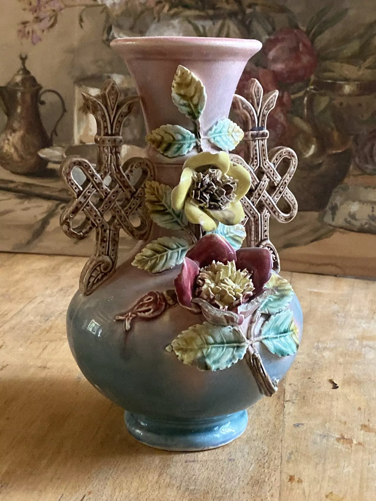 Un vase en barbotine au charme désuet, typique de l’époque 1900 – Image 9