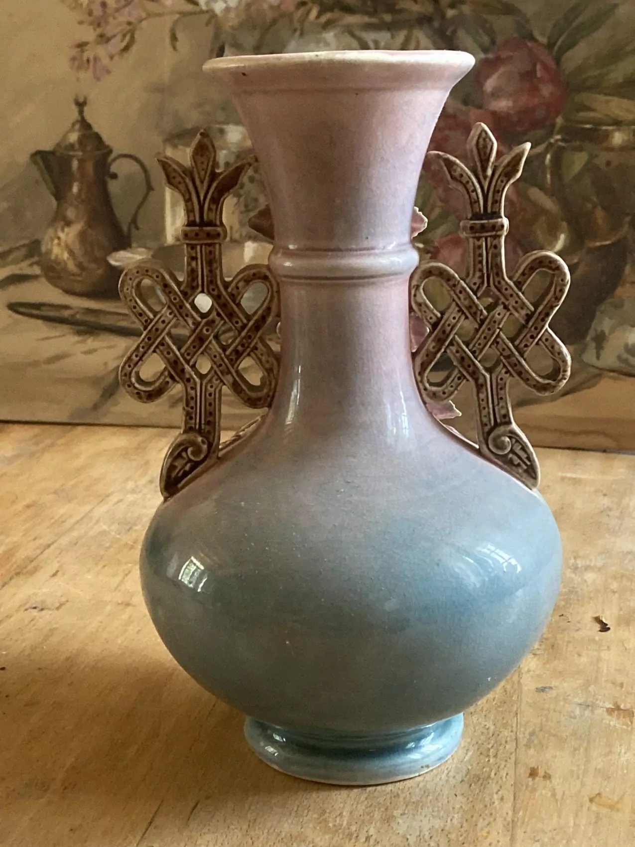 Un vase en barbotine au charme désuet, typique de l’époque 1900 – Image 5