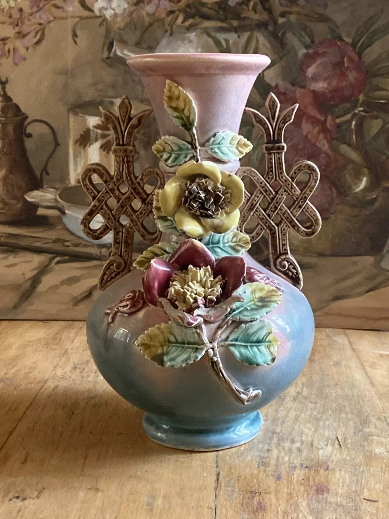 Un vase en barbotine au charme désuet, typique de l’époque 1900 – Image 7