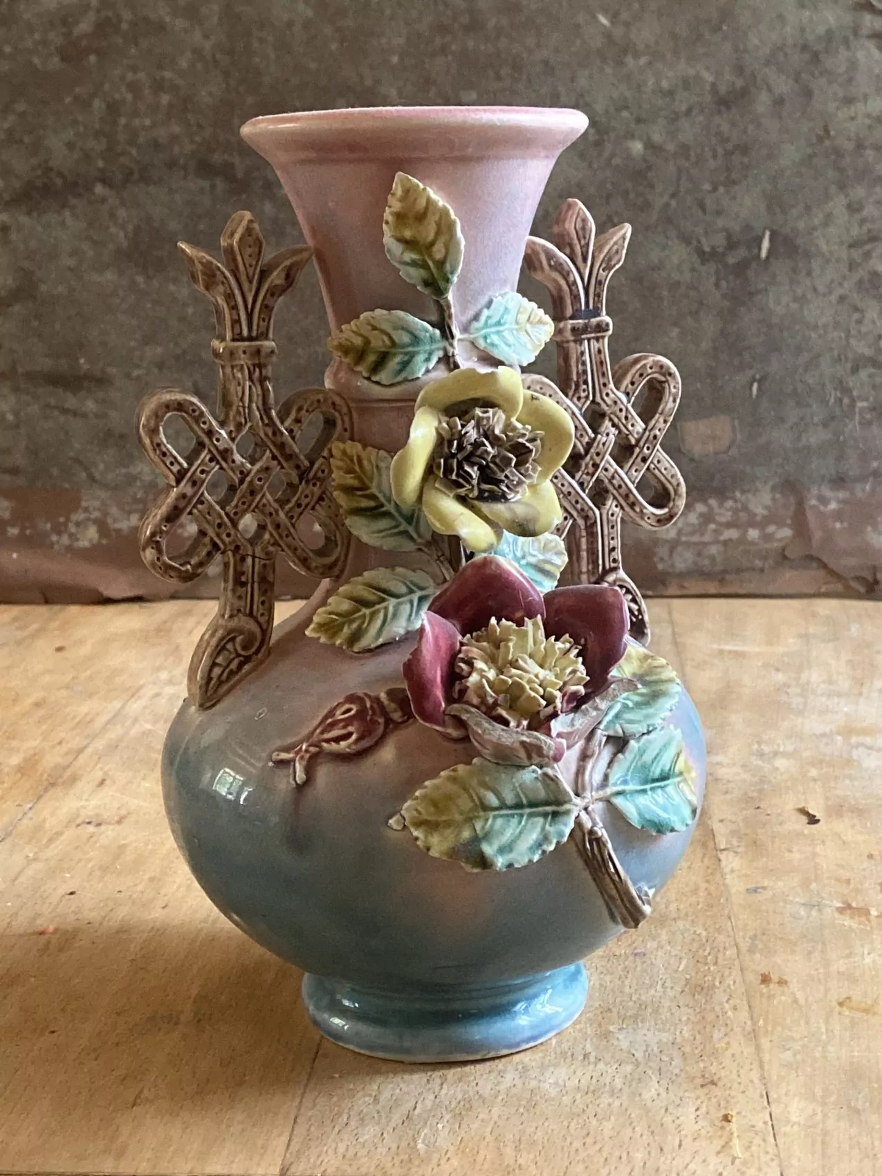 Un vase en barbotine au charme désuet, typique de l’époque 1900 – Image 2