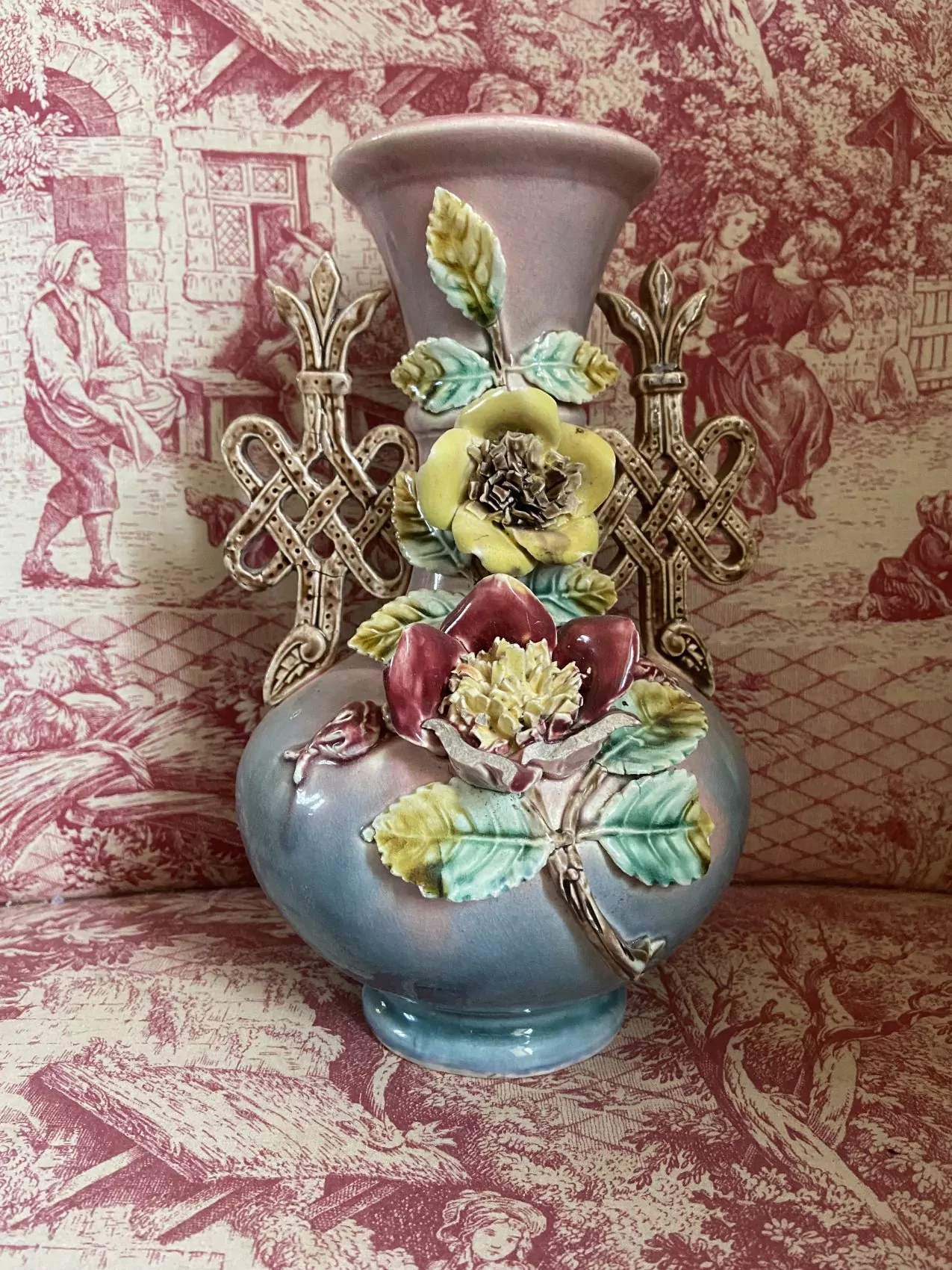 Un vase en barbotine au charme désuet, typique de l’époque 1900