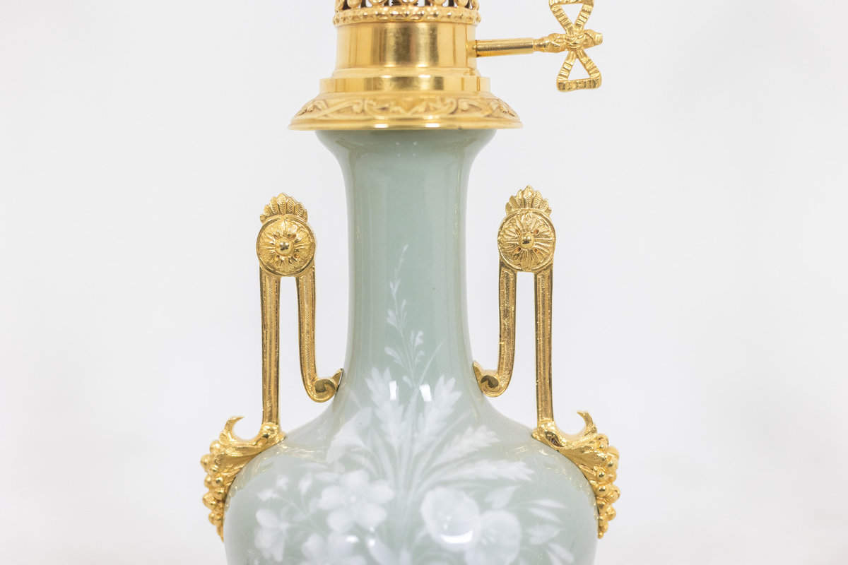 Paire de lampes en porcelaine Céladon et bronze doré. Circa 1880. – Image 5