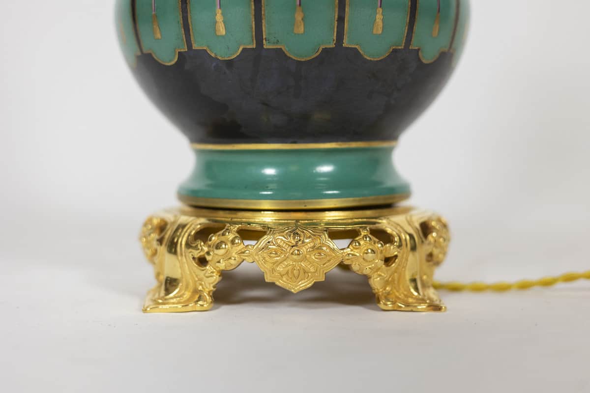 Paire de lampes en porcelaine de Paris et bronze doré. Circa 1850. – Image 4