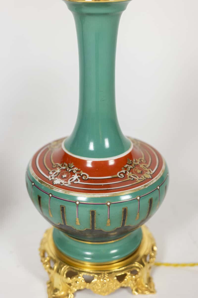 Paire de lampes en porcelaine de Paris et bronze doré. Circa 1850. – Image 3