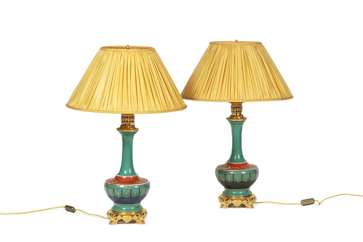 Paire de lampes en porcelaine de Paris et bronze doré. Circa 1850.