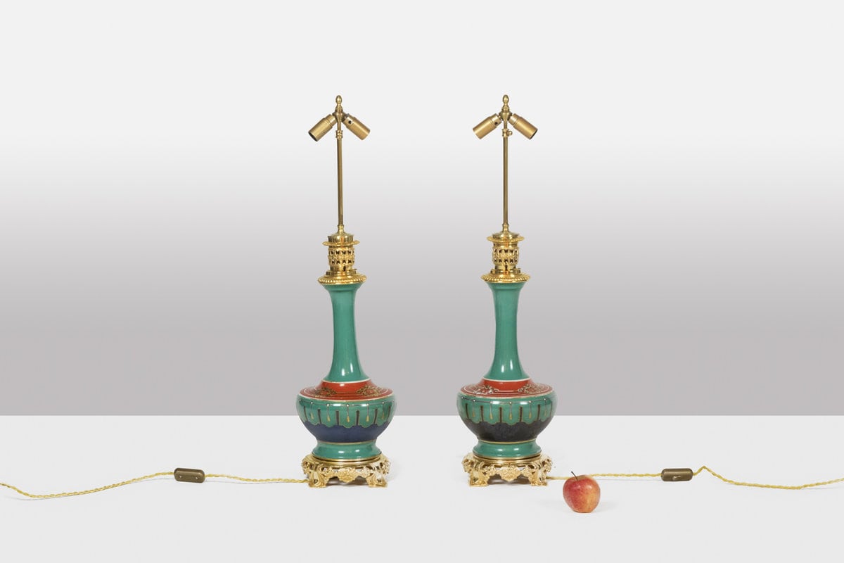 Paire de lampes en porcelaine de Paris et bronze doré. Circa 1850. – Image 2